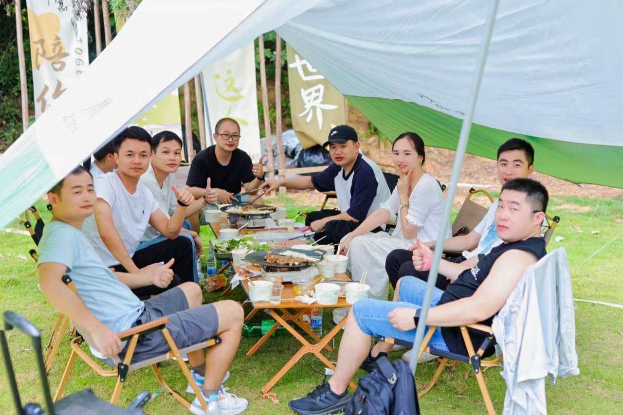 湖边露营就餐——轻松的围坐氛围降低员工戒备