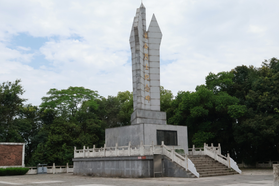 烈士纪念广场宣誓