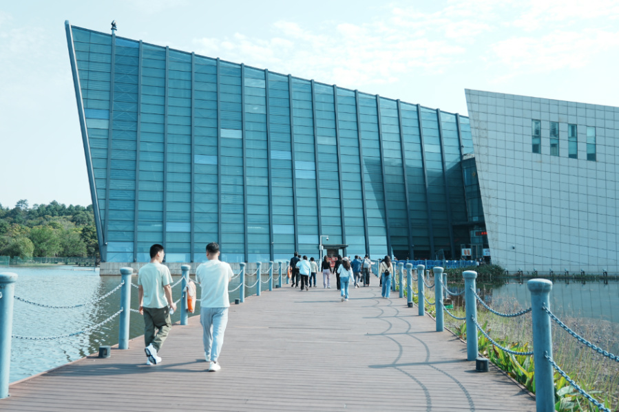 中山舰修复后的舰体展示，可见清晰的舰身结构