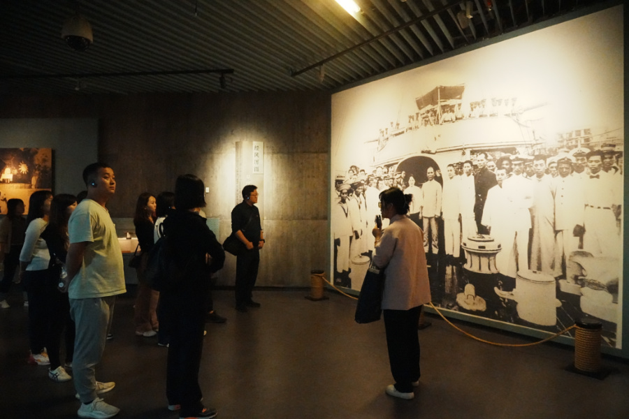 中山舰历史纪念场景，展示缅怀先烈的纪念活动