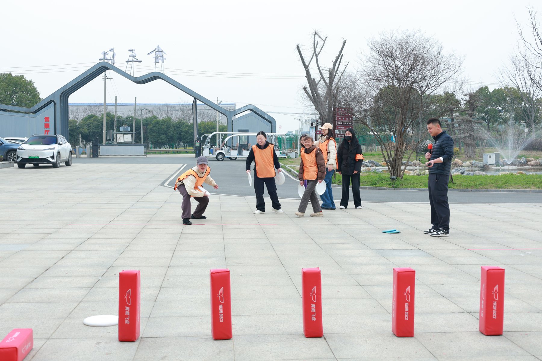 武汉一日团建飞盘投掷关卡现场