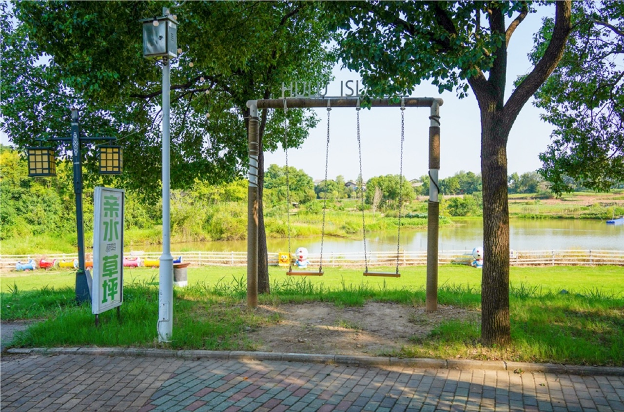 梁湖农庄大草坪团建拓展