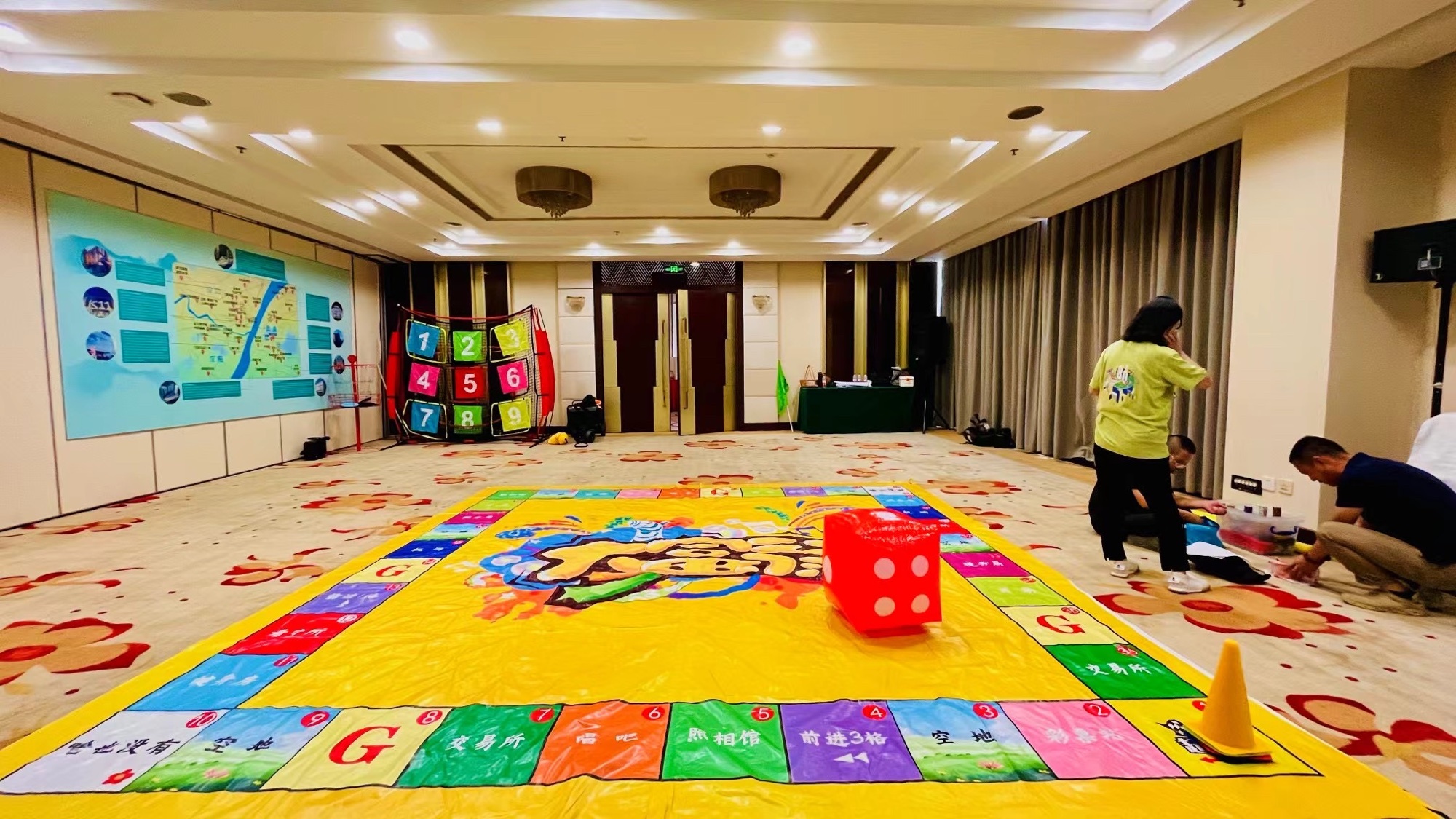 会议团建室内互动场地布置实拍