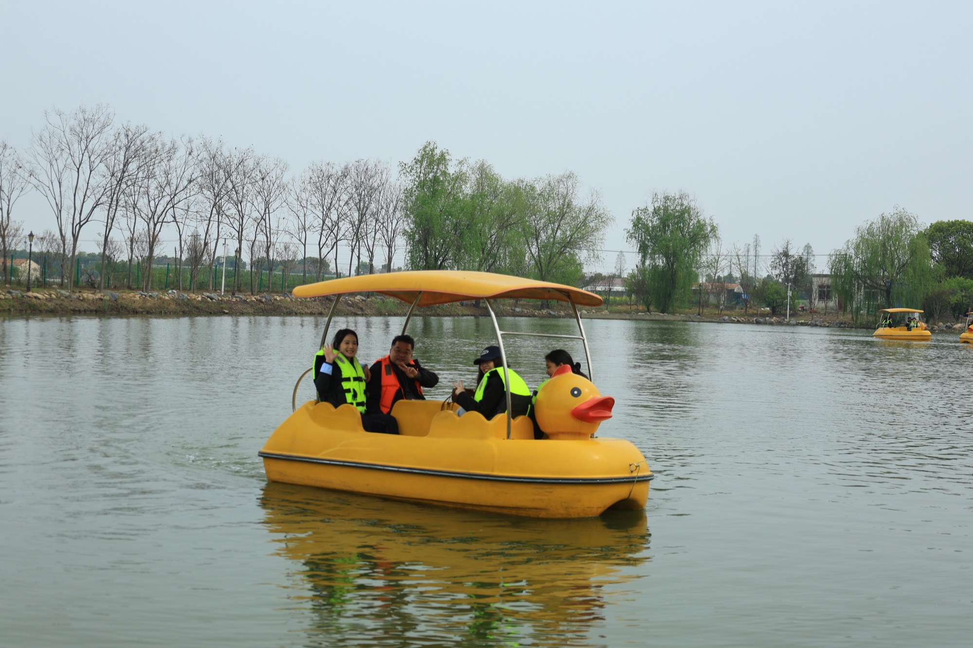 会议团建后的湖面休闲项目体验