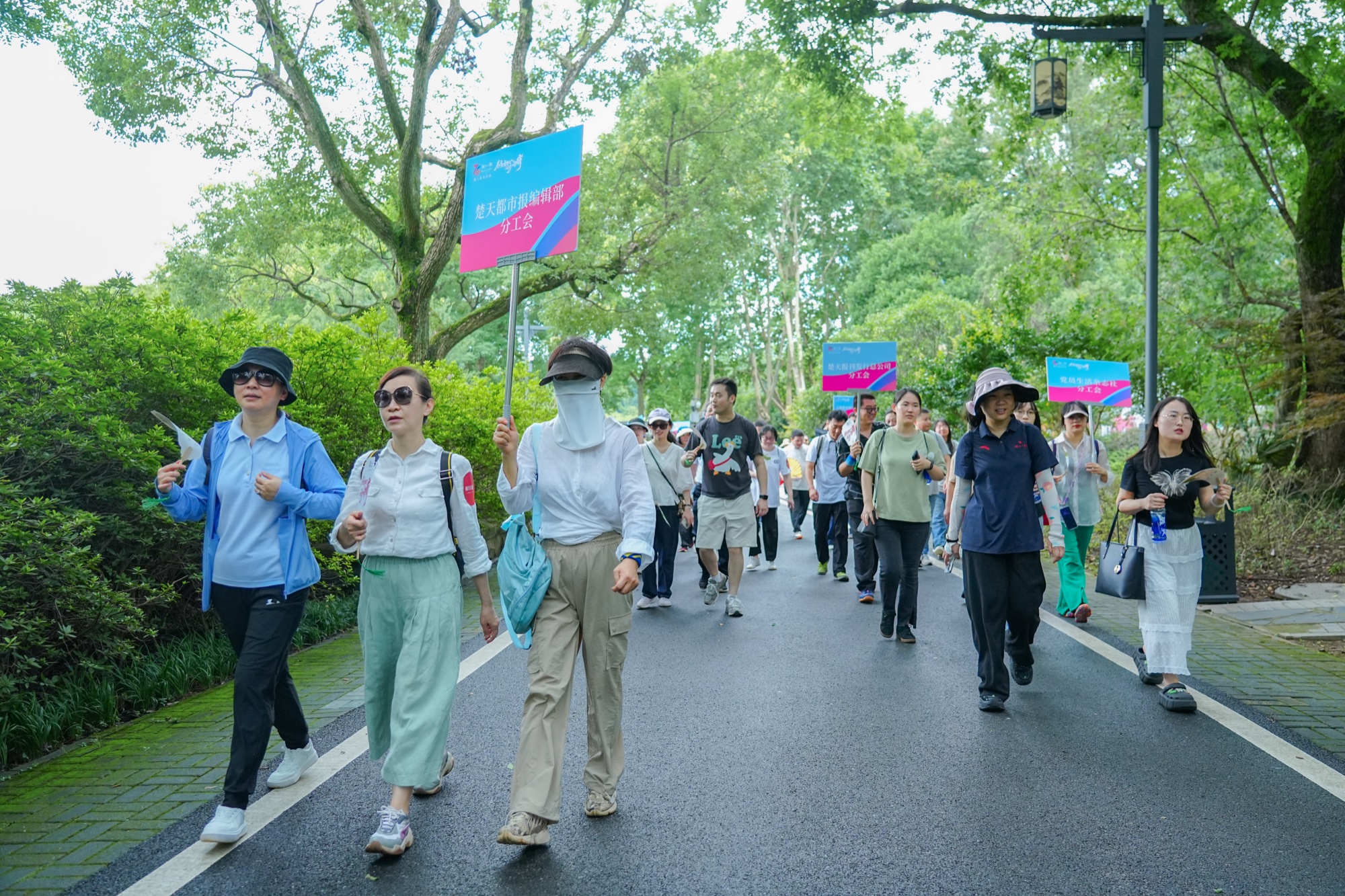 企业徒步团建现场行进实拍