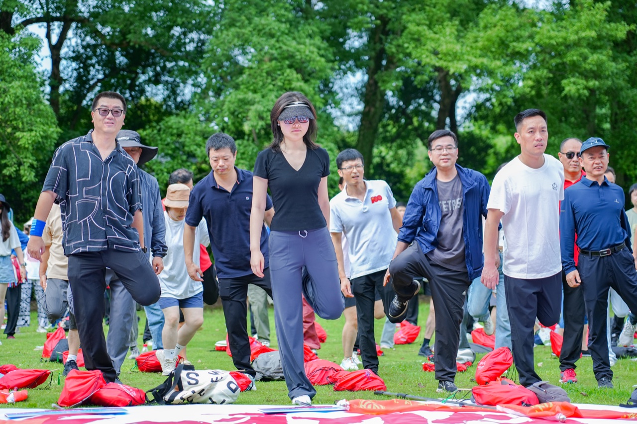 户外飞盘不需要专业场地，一个平整草坪就够