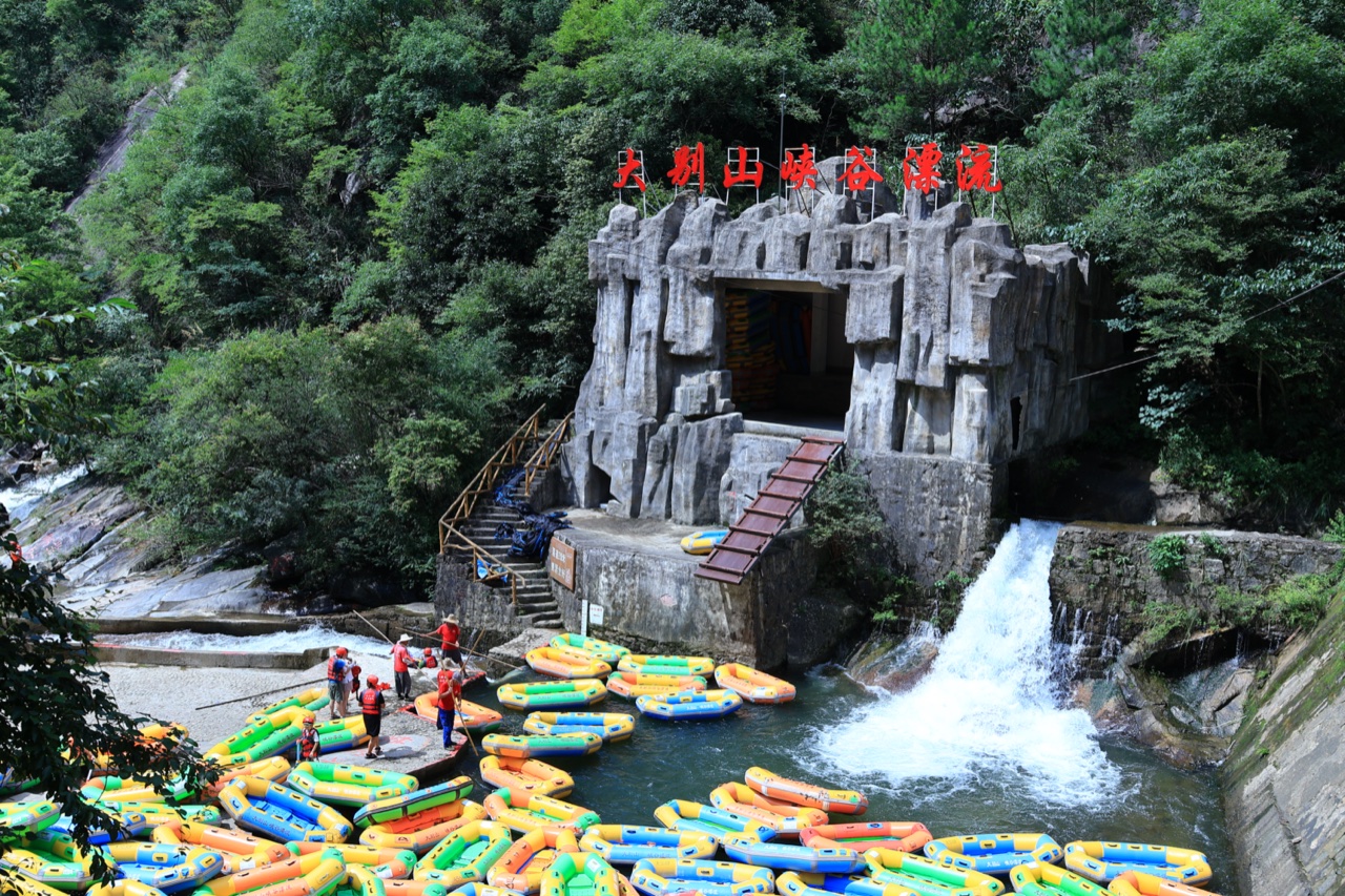 漂流是夏季团建预算大头，选对景区和控制人数是关键