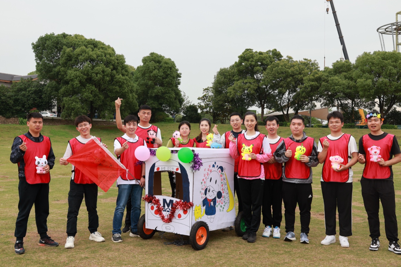 全员与赛车合影——从图纸到赛道，一天之内完成全流程