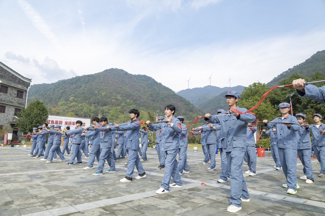 重走长征路沉浸体验——穿红军装、走革命路，让红色教育入脑入心