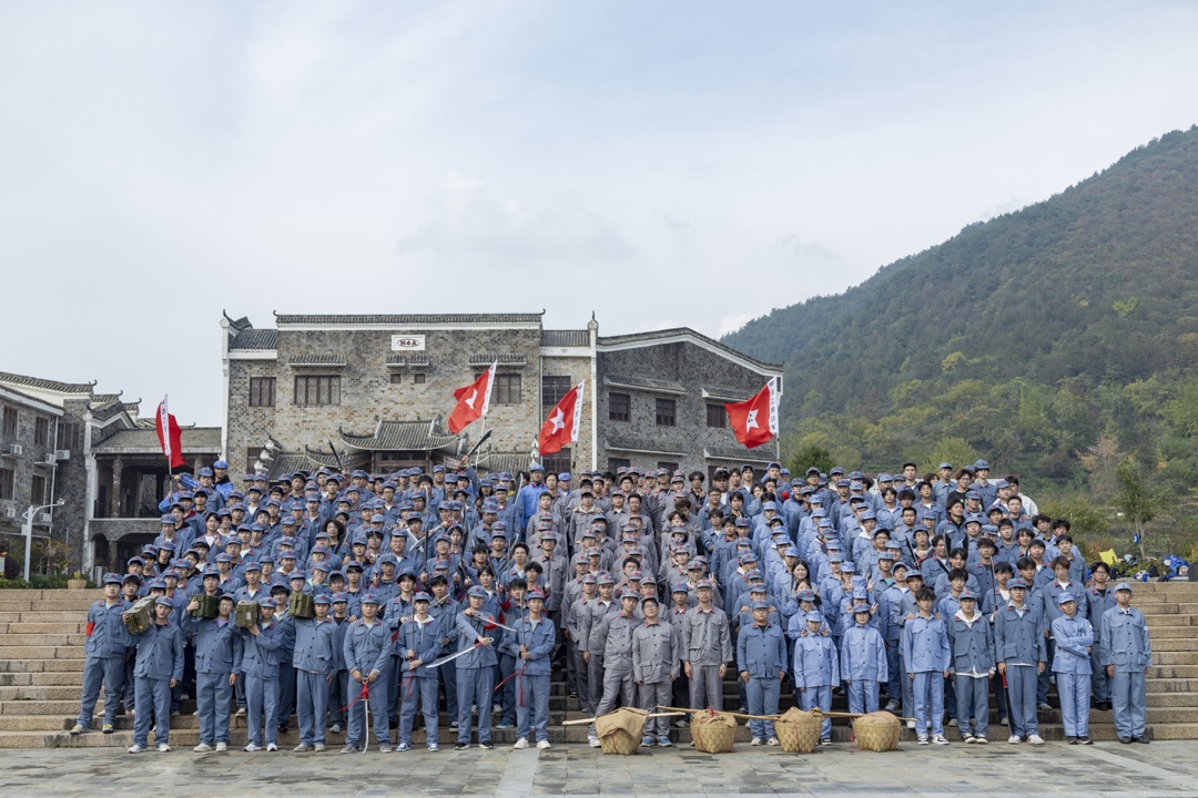 全体合影——在红色地标前定格团队记忆，将学习成果转化为行动力