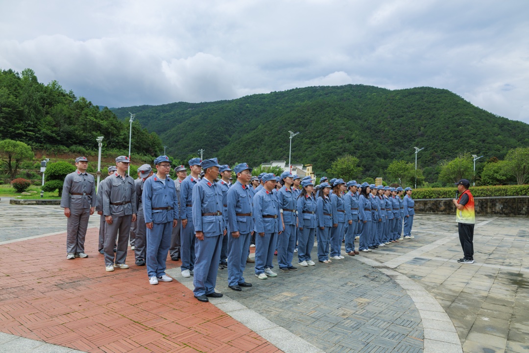 身着红军装列队——沉浸式角色体验让红色教育更有代入感
