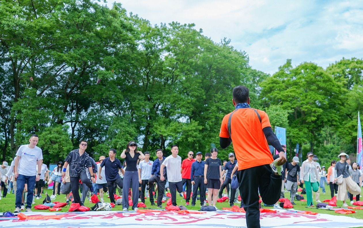 训练结业合影——2 日方案的最终仪式,长期记忆的视觉锚点