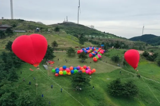 百里荒山楂树之恋+热气球+彩色气球+人群,夏季团建活动(温度段)