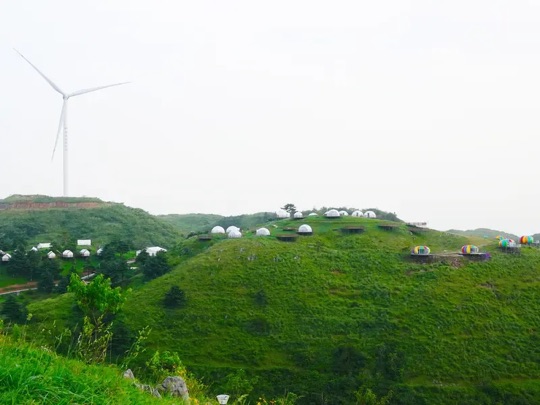 百里荒草原+风电场+白色帐篷区全景,游客容量大(人流量段)