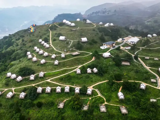 百里荒星空帐篷区近景,白色圆形帐篷+木平台(决策指南段)