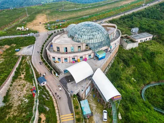 百里荒山顶服务区+玻璃穹顶建筑+滑道(实用提醒段)