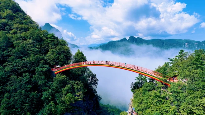 神农架玻璃桥在云雾缭绕的高山之间