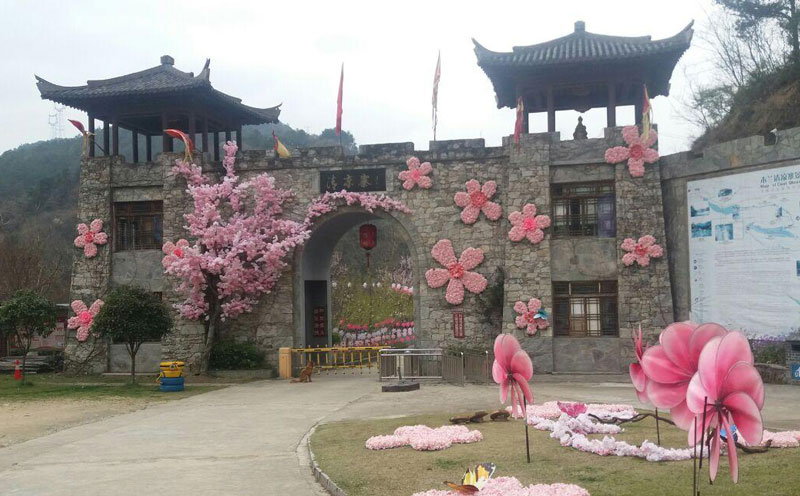 清凉寨古堡大门与樱花