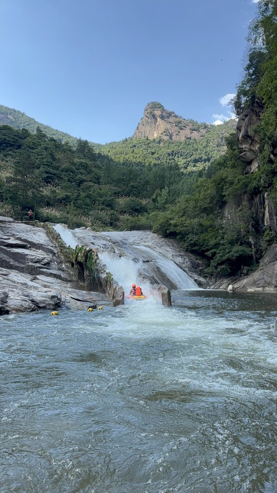 皮筏在玻璃水河道中