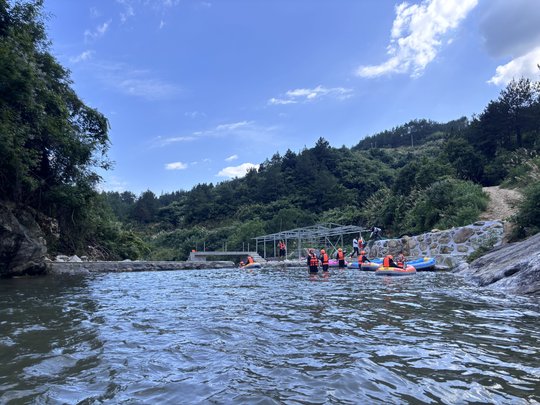 亲子漂流点平缓水面