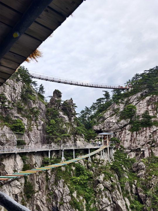 沿崖壁展开的观景步道,山石与林木相伴。