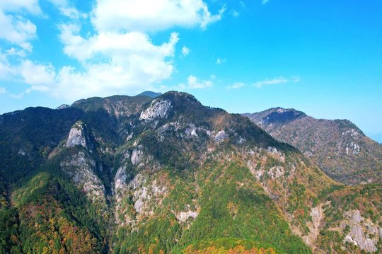 山峰、松石与层叠山景,是明堂山的常态观景内容。