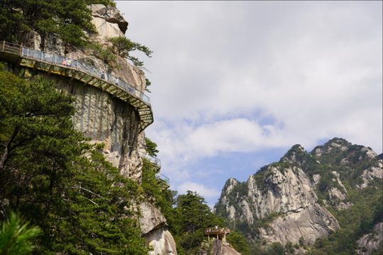 依山展开的观景步道,游线和设施以团期实际开放情况为准。