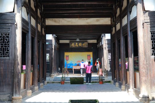 古建廊道实景,建筑细节可以成为观察任务的素材。
