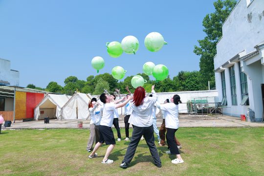 秋季草坪团建：游戏、烧烤与自由活动怎么搭