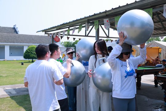 有氧鼓主题活动的互动热身实拍,先让成员熟悉器材与彼此的配合。