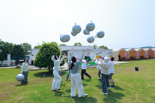 草坪活动与帐篷环境实拍参考,活动、餐饮与休息分区按实际场地落实。