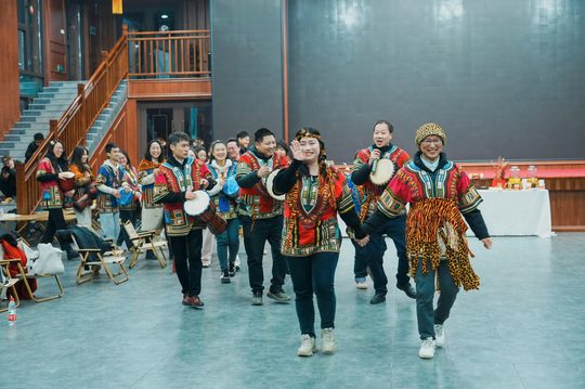 小组展示实拍,让音乐作品带上队伍自己的动作与表达。