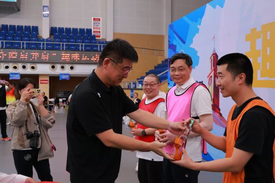 颁奖实拍,为比赛后的共同庆祝留出时间。
