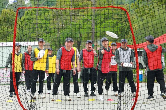 接盘动作实拍,练习与小场轮换都要保证成员有触盘机会。