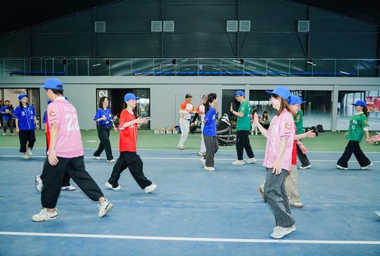 棒球跑动实拍,挥棒、落球和等候区域需要清楚分开。