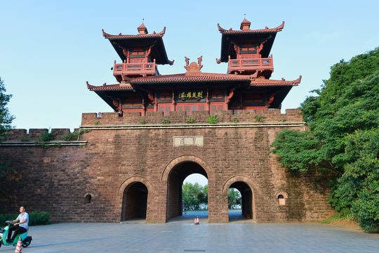 磨山楚城实景,楚文化景观可以成为观察与游览的内容。