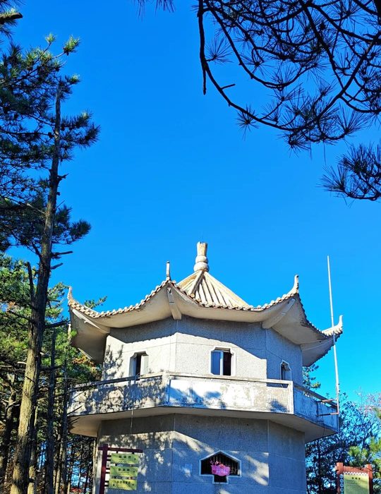薄刀峰亭阁与周边山林,行程以确认后的开放游线为准。