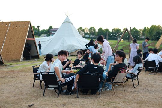 秋季露营团建:天幕、草坪游戏与烧烤怎么搭