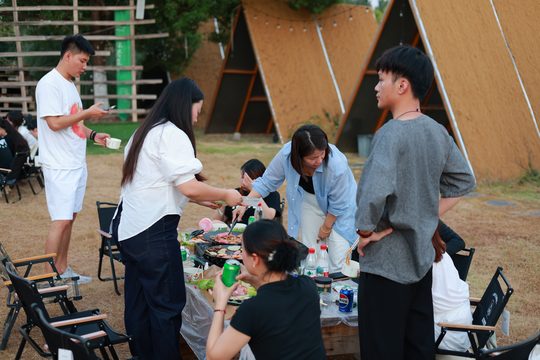白天在营地相处,晚上回家或住宿由报名方案写明。