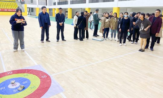 靶面式沙包投准实拍参考;选用孔靶或容器时,按正文示例另定有效命中。