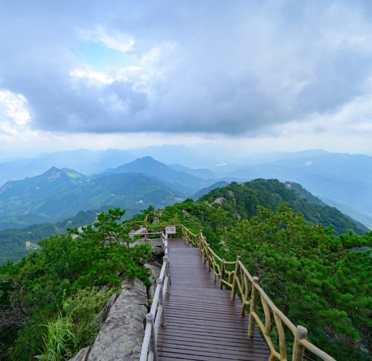 薄刀峰卧龙岗山脊,台阶较多需要预留时间。