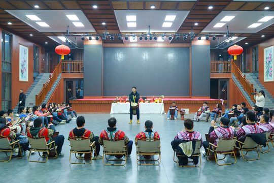 非洲鼓从节奏练习到团队合奏。