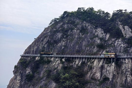 安徽岳西明堂山临崖栈道,是否接受高度感要在选线时说清。