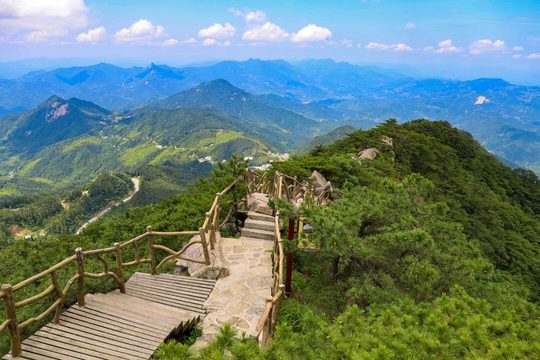罗田薄刀峰卧龙岗实景,松石山脊与台阶共同构成游览体验。