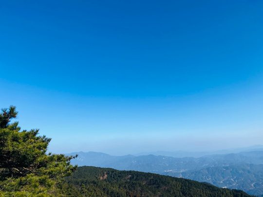 薄刀峰远山实景。选好一条适合团队的路线,给赏景和休息留下时间。