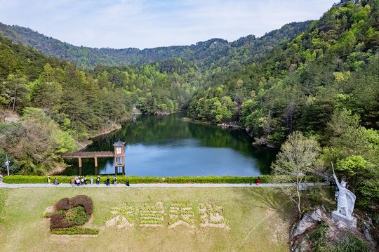 木兰天池山水实景,围绕山、水、人完成摄影小队任务。