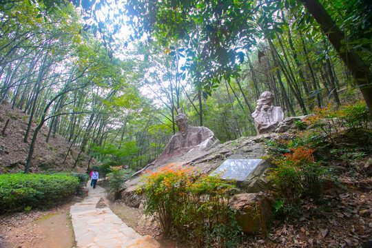 九真山林间游线,把山林轻徒步与团队协作组合起来。