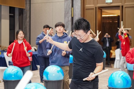 先掌握敲击与收拍,再逐步加入手脚配合。