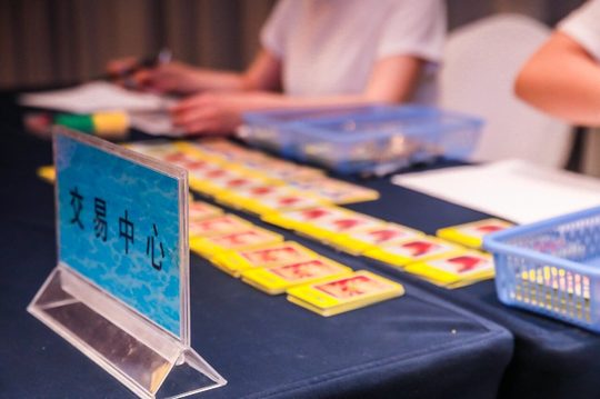 沙漠掘金活动的交易中心与桌面物料。