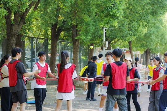 同心击鼓实拍:共同控绳,让球在鼓面上连续弹起。